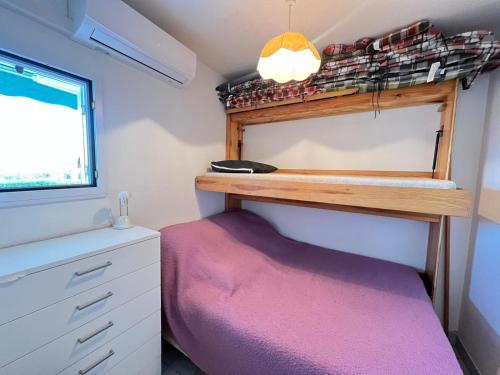 une petite chambre avec un lit et un bureau dans l'établissement Sol-y-Days Martinic, rez-de-jardin a deux pas des plages, à La Grande Motte