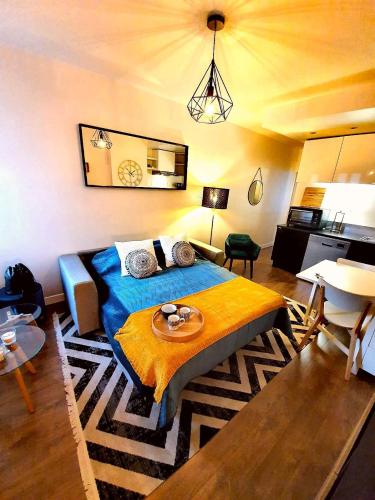 - une chambre avec un lit et une table dans l'établissement F2 Moderne Confort, Hyper Centre, à Enghien-les-Bains