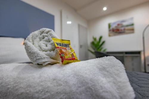 a pile of towels on top of a bed at HANNIBAL - Design Studio-Apartment Tulpe 9, Parkplatz, Küche, HighSpeed-WLAN in Wolfsburg