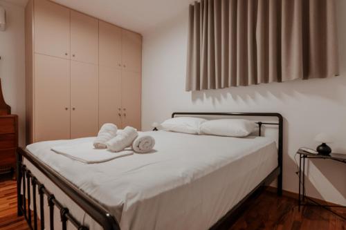 Postel nebo postele na pokoji v ubytování Clocktower Nafplio Suite