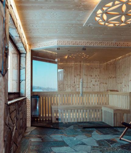 an empty room with a bench and a window at Kasztanowe Zacisze in Jaworzynka