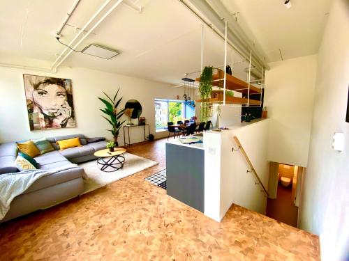 Posezení v ubytování 120m2 modern 3-Bedroom Loft in Zürich