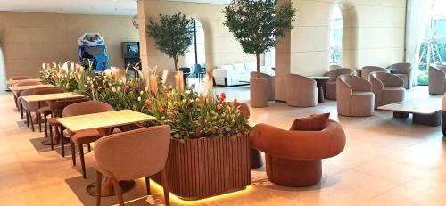a restaurant with tables and chairs and flowers in a room at Viewpoint Khaoyai Hotel in Mu Si