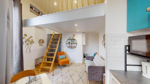 - un petit salon avec un lit en mezzanine dans l'établissement Joli studio centre-ville Nice proche de la gare, à Nice