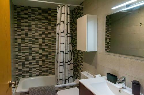 Ένα μπάνιο στο Apartamento con vistas Puigmal