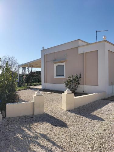 Το κτήριο όπου στεγάζεται  η παραθεριστική κατοικία