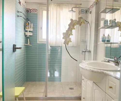 une salle de bain avec douche et lavabo dans l'établissement Charming Apartment in the Heart of Cannes - 10 Minutes walk to La Croisette, à Cannes