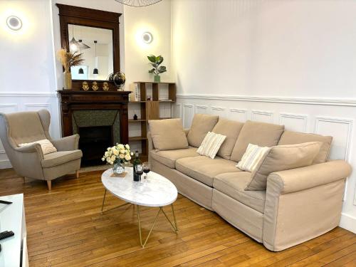 un salon avec un canapé et une table dans l'établissement L'appartement Moliteuil, à Paris