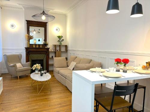 un salon avec un canapé et une table dans l'établissement L'appartement Moliteuil, à Paris