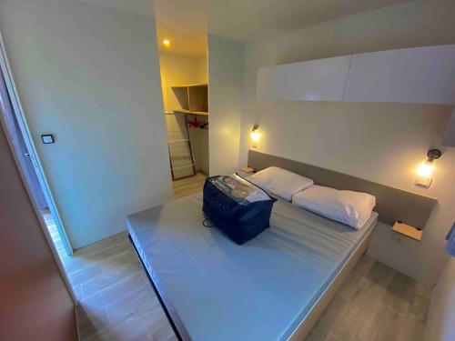 Cette chambre comprend un lit avec un sac. dans l'établissement Élégant mobil-home, à Le Touquet Airport