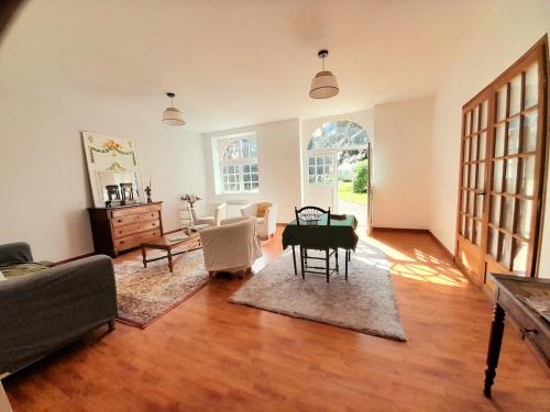 un salon avec une table et un canapé dans l'établissement Les Ecuries du Château, à Gravigny