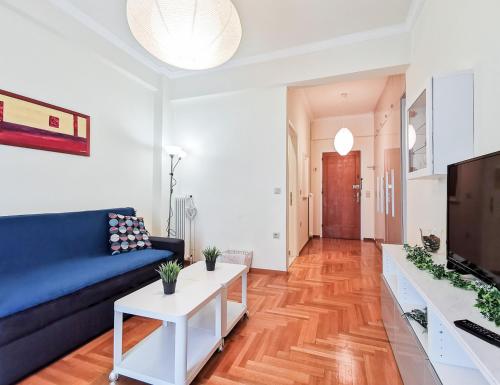 Modern&Sunny, 1BD, next to metro