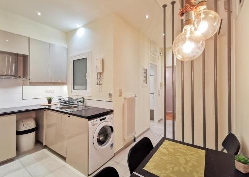 Modern&Sunny, 1BD, next to metro