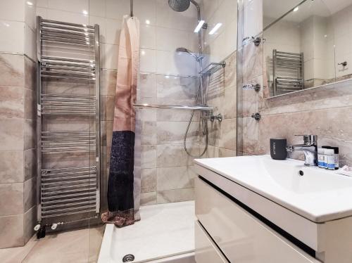 Modern&Sunny, 1BD, next to metro