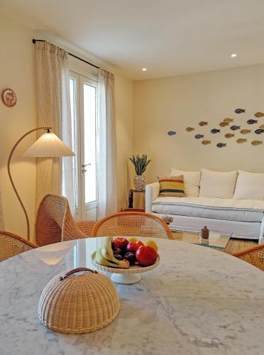 un salon avec un bol de fruits sur une table dans l'établissement Luxury duplex in Saint Tropez, à Saint-Tropez