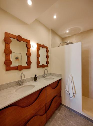 une salle de bain avec un lavabo et un miroir dans l'établissement Luxury duplex in Saint Tropez, à Saint-Tropez