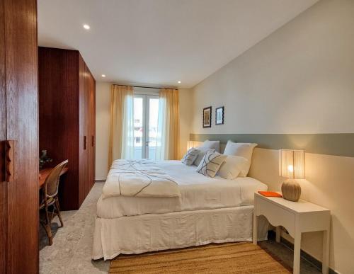 une chambre avec un grand lit et un bureau dans l'établissement Luxury duplex in Saint Tropez, à Saint-Tropez