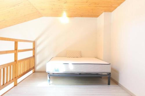 une chambre avec un lit dans un grenier dans l'établissement Appt 2 pièces mezza LA ROCHELLE - LR020-317, à La Rochelle