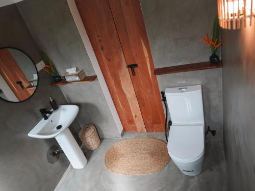 Un baño de Guava House Ahangama two bed room villa with swimming pool