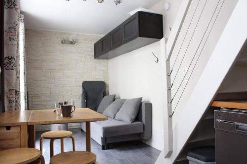 un salon avec une table et un canapé dans l'établissement Appt 3 pièces LA ROCHELLE - LR180-007, à La Rochelle