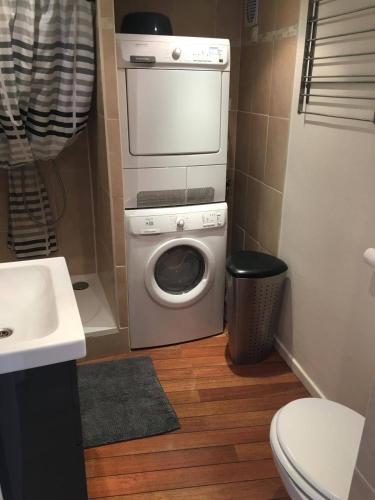 une petite salle de bains avec un lave-linge et un lavabo dans l'établissement Appt 3 pièces LA ROCHELLE - LR180-007, à La Rochelle
