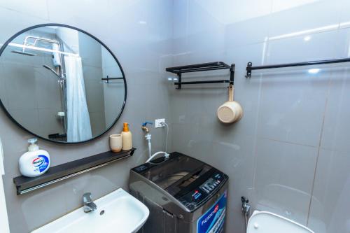 马尼拉Chic Floating Penthouse Makati Gym Air condo gym swim park 300MB的浴室设有镜子、卫生间和水槽