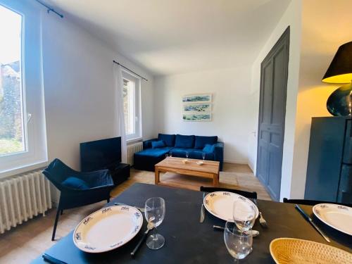 un salon avec une table et un canapé bleu dans l'établissement Casa du Mail, à Angers