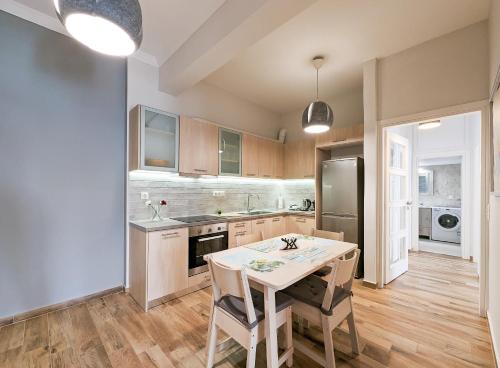 Modern&Quiet 2BD apt on a pedestrian