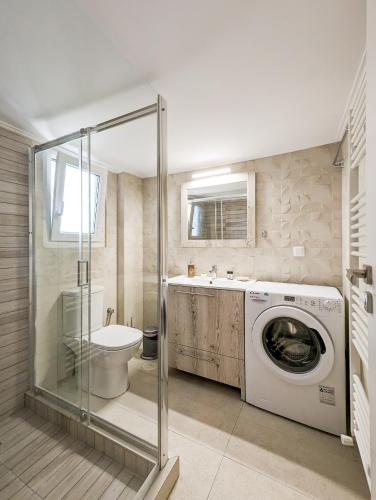 Modern&Quiet 2BD apt on a pedestrian