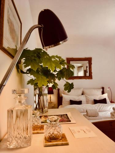 une table avec une lampe et une installation sur celle-ci dans l'établissement Le Clos Rabelais, à Langeais