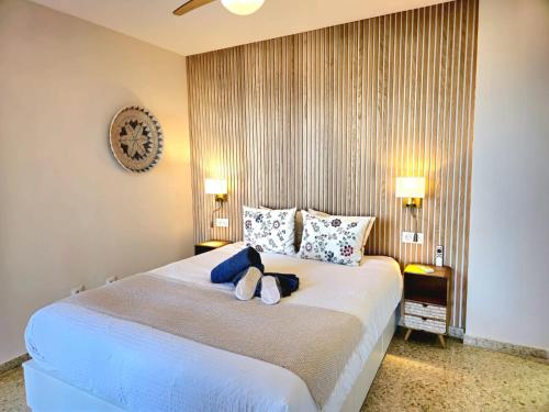 Postel nebo postele na pokoji v ubytování Seaview Retreat Torremolinos City Center, with pool and amazing views BY NAMASTE ELITE