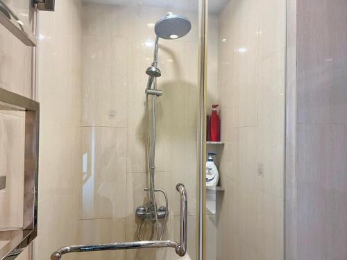 a shower with a shower head in a bathroom at Shanghai Lerongju Boutique Apartment Metro Line 8 20meter in Shanghai