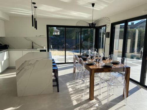 Køkken eller tekøkken på Magnifique villa avec piscine à deux pas du port