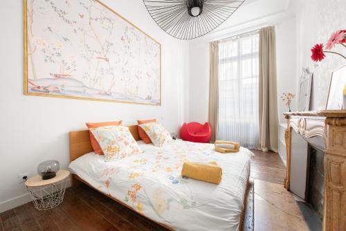 une chambre avec un lit et un tableau au mur dans l'établissement le RAMOND, à Carcassonne