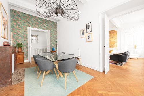 une salle à manger avec une table et des chaises en verre dans l'établissement le RAMOND, à Carcassonne