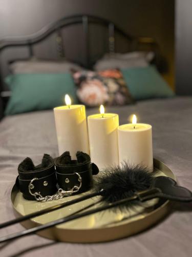 un plateau avec des bougies sur un lit et une table dans l'établissement Love Room La Croix de Saint André, à Saint-André-de-Cubzac