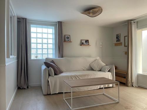 un salon avec un canapé et une table basse dans l'établissement Casa Regina - Spacieux appartement près de la Sorgue, à LʼIsle-sur-la-Sorgue