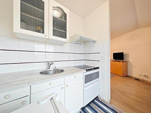 une cuisine blanche avec un évier et une cuisinière dans l'établissement Studio Etoile d'Or by Viva Riviera, à Cannes