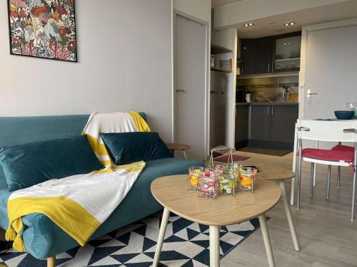 un salon avec un canapé et deux tables dans l'établissement Appt 2 pièces LA ROCHELLE - LR090-D122, à La Rochelle