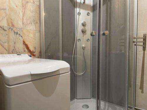 une salle de bain avec douche et lavabo dans l'établissement Appt 2 pièces LA ROCHELLE - LR090-D122, à La Rochelle