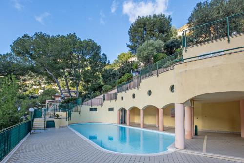 une piscine sur le côté d'un immeuble dans l'établissement Porte de Monaco - Terrasse vue mer - Parking - CN, à Beausoleil