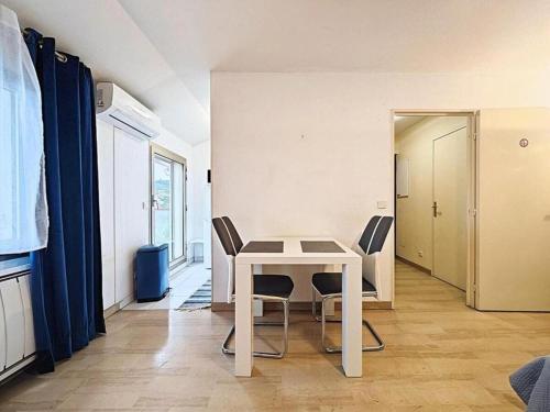 - une table et des chaises blanches dans la chambre dans l'établissement Studio Etoile d'Or by Viva Riviera, à Cannes