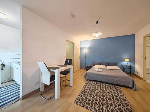 une chambre avec un lit, un bureau et une table dans l'établissement Studio Etoile d'Or by Viva Riviera, à Cannes