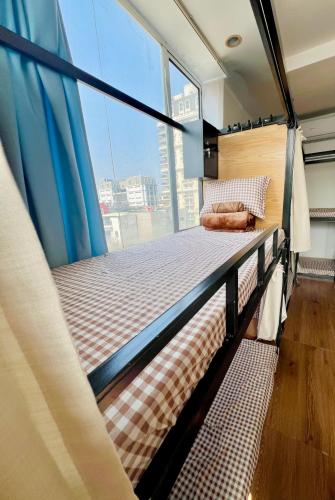 Postel nebo postele na pokoji v ubytování Hanoi Station Budget Backpackers - LushStay