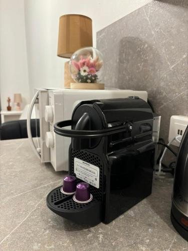 une cafetière noire assise sur un comptoir dans l'établissement Studio en plein coeur de Fontainebleau, château à 3 minutes à pieds, à Fontainebleau