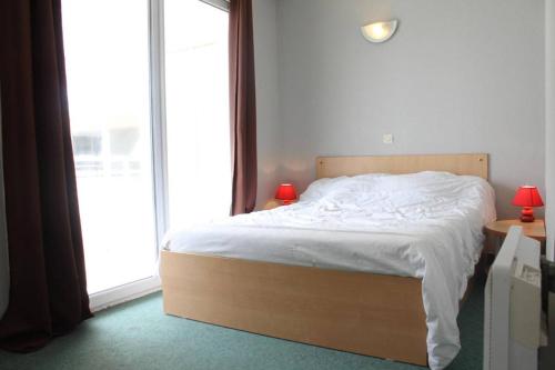 En eller flere senge i et værelse på Appt 2 pièces LA ROCHELLE - LR030-C115