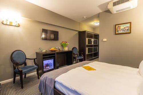 a hotel room with a bed and a tv at Aria by Brilliant in Zalău