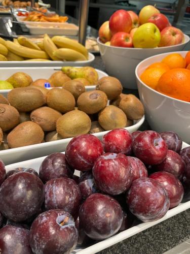 Una exhibición de frutas y verduras en una mesa. en 4U Hotel MEN ONLY, en Hohenthurn