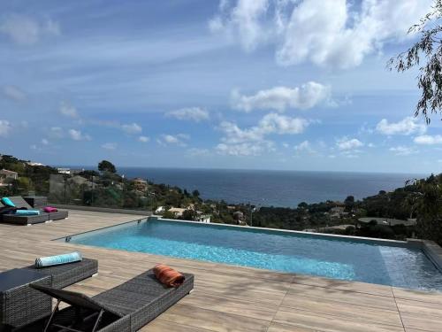 une piscine avec vue sur l'océan dans l'établissement Villa des Issambres - Climatisée avec piscine, à Saint-Peïre-sur-Mer