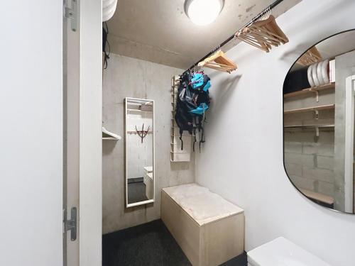 - une petite salle de bains avec un miroir et un tabouret dans l'établissement Kotibe- Les Gets - Les Perrieres, aux Gets